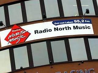 В чешском городе Усти-над-Лабем в четверг 29-летняя женщина ворвалась в студию радиостанции North music и открыла беспорядочную пальбу из пистолета