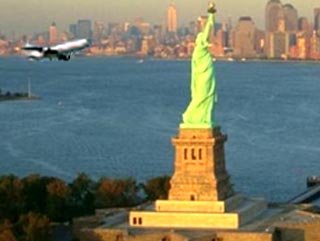 Пассажирский Boeing-777 на бреющем полете пронесся над Статуей Свободы