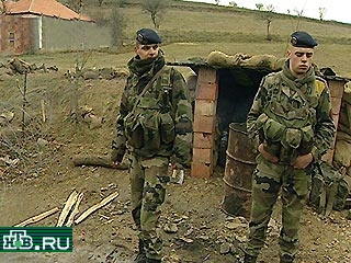 Декабрь в Косово бесснежный, но прохладный. Французские солдаты, отвечающие за блок-пост, разделяющий одну небольшую деревню на два сектора - сербский и албанский, греются у костра