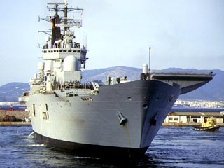 Флагман британского флота, один из трех крупнейших авианосцев Королевских ВМС Ark Royal вернулся из Персидского залива на базу в Портсмуте на юге Англии