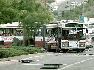 По последним данным, семь человек погибли в результате взрыва в Иерусалиме, который прогремел в пассажирском автобусе в воскресенье утром