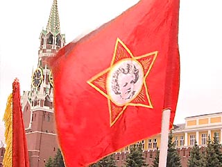 Российские коммунисты отметили 81-ю годовщину создания пионерской организации. Следуя традициям советских лет, несколько сотен школьников из Москвы и Подмосковья собрались в воскресенье на линейку у стен Кремля, рядом с мавзолеем Ленина