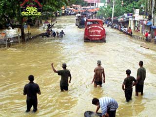 В минувшие выходные в центральной части Шри-Ланки произошло наводнение, вызванное сильными дождями и оползнями