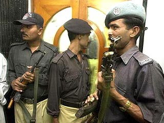 Пакистанского полицейского привели в бешенство коллеги - он застрелил троих