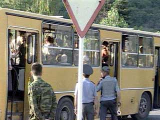 Паника в Новгороде: зараженный маньяк колет в автобусах людей