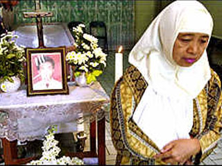 Мусульманка соболезнует семье христианина, погибшего в результате взрыва