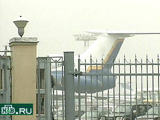 В московском аэропорту "Внуково" днем в четверг на взлетной полосе погибла стюардесса Барнаульской авиакомпании 33-летняя Елена Стацура