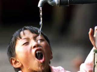 Миллионы жителей Манилы, столицы Филиппин, на этой неделе вынуждены пить воду из трубы, в которой застрял труп подростка