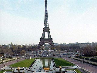 В Париже мужчина упал с Эйфелевой башни
