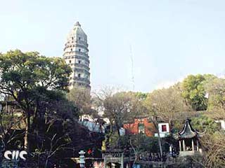 Известная во всем мире китайская наклонная башня Хуцю, построенная в 959 году нашей эры в древнем городе Сучжоу восточно-китайской провинции Цзянсу, в ближайшее время вновь будет открыта для посетителей