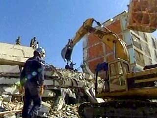 Спасатели МЧС РФ обнаружили под завалами разрушенных землетрясением зданий в Алжире тела 38 погибших