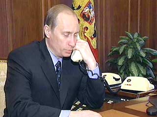 Президент РФ Владимир Путин провел в субботу телефонный разговор с президентом Азербайджанской республики Гейдаром Алиевым