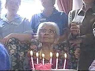 В кругу многочисленных родных и близких в Шотландии отмечает сегодня свой 111 день рожденья самая старая жительница Великобритании Люси д`Абри
