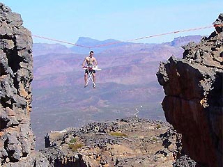 Победителями стали Трой Валетт, зависший с гладильной доской над пропастью поперек 30-метрового ущелья горного массива Цедерберг в Южной Африке, и его фотограф Гордон Форбс