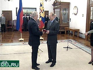 Президент Путин в Кремле наградил жителей Дагестана, которые участвовали в боевых действиях в августе прошлого года