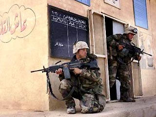 Двое военнослужащих США были убиты, и еще девять получили ранения различной степени тяжести, когда "вражеские силы" атаковали американцев с применением стрелкового оружия и РПГ в иракском городе Эль-Фаллуджа во вторник