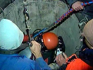 Водолазу, приглашенному родственниками пропавших в Кармадонском ущелье, удалось войти в тоннель, где во время схода ледника могли укрыться люди