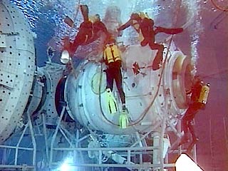 За одну тренировку по аварийной посадке на воду космонавты теряют по 3-4 кг веса