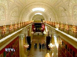 В ночь с 27 на 28 мая Эрмитаж был открыт для посетителей, причем прийти в знаменитый петербургский музей можно было бесплатно. Подобное событие произошло впервые в российской музейной практике