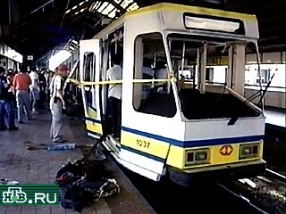 Около полудня (в Москве в это время шел восьмой час утра) в Маниле были практически одновременно взорваны 4 мощных бомбы, в результате чего погибли 11 человек и около 60 ранены