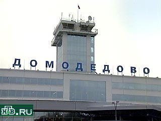 Туристы перекрыли выход из зала ожидания аэропорта Домодедово