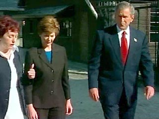 Президент США Джордж Буш в субботу посетил вместе с супругой Лаурой бывший фашистский концлагерь в Освенциме