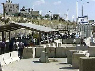 В воскресенье ночью израильские власти отменили режим "закрытых палестинских территорий". По словам министра обороны Израиля Шауля Мофаза, вечером 31 мая блокада была снята с Западного берега реки Иордан и сектора Газы
