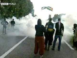 Столкновения антиглобалистов с полицией произошли утром в воскресенье на шоссе, ведущем из городка Анмас в Эвиан, где сегодня открывается саммит "большой восьмерки"