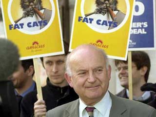 Британские акционеры не хотят платить зарплату уходящим из бедствующих компаний менеджерам - "жирным котам", как их здесь называют