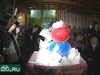 Сегодня в Москве был установлен новогодний рекорд. Из мороженого здесь слепили самого большого в России снеговика