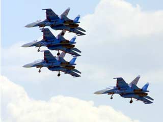 Истребители Су-27 и МиГ-29 совершат демонстрационные полеты над Красной площадью 12 июня, сообщил в среду источник в службе безопасности полетов Минобороны России