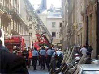 В центре Парижа частично обрушилось офисное здание. На месте происшествия - многочисленные жертвы, сообщает Reuters со ссылкой на парижских пожарных. 25 человек пострадали, четверо из них - серьезно
