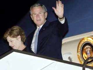 Президент США Джордж Буш прибыл с официальным визитом в Катар. Как сообщает катарский телеканал Al-Jazeera, его самолет вечером в среду совершил посадку на военно-воздушной базе "Аль-Удейд" в 35 км к югу от Дохи