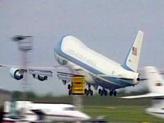 Вылетев из Дохи (Катар) в Вашингтон, президент США Джордж Буш дал распоряжение пилоту своего Boeing войти в воздушное пространство Ирака и пролететь над Багдадом
