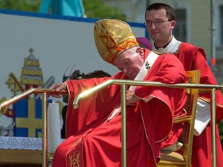 В день праздника пятидесятницы Папа возглавил под палящим солнцем богослужение на набережной в Риеке