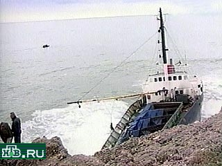 НТВ сообщает, что местным военным удалось спасти еще одного человека с грузинского сухогруза "Пати", затонувшего накануне у средиземноморского курорта Кемер