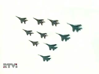 На Красной площади столицы кульминацией утреннего праздника стало показательное выступление десяти боевых истребителей Су-27 и МиГ-29