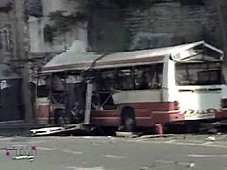 В больницах Иерусалима остаются 37 пострадавших в результате взрыва пассажирского автобуса в центре города днем в среду . По оценкам медиков, состояние восьми раненых тяжелое