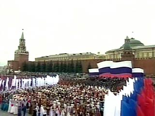 По данным МВД РФ, в праздничных шествиях, митингах и других массовых мероприятиях в День России приняли участие более 1 млн россиян