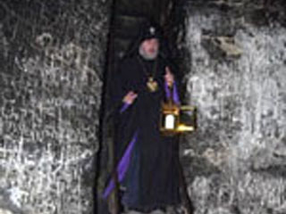 Спустившись в подземелье,  Католикос вынес из него зажженный светильник.