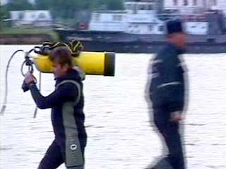 В понедельник водолаз МЧС попытается извлечь из Волги тело женщины, которая погибла при падении в реку вертолета Ми-2