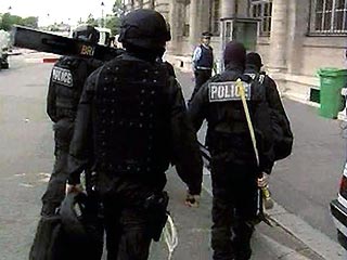 Близ Парижа проводится операция, в которой принимают участие более тысячи полицейских и сотрудников спецназа