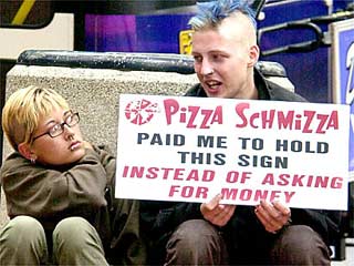 Они сидят на своих обычных местах, однако держат в руках плакаты следующего содержания: "Pizza Schmizza заплатила мне за то, чтобы я держал этот плакат и не клянчил у вас денег".