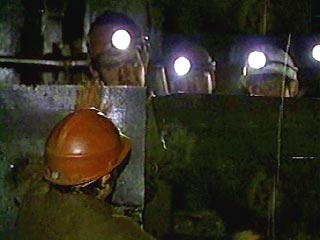 Спасателям осталось прорыть пять метров тоннеля до четырех горняков прокопьевской шахты "Зиминка", отрезанных завалом