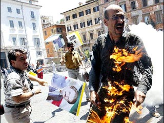 Два иранца подожгли себя во время митинга перед зданием посольства Франции в Риме