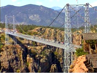 42-летний Стивен Проссер из Стаффордшира, накануне сбросился с моста Royal Gorge Bridge в реку Арканзас в штате Колорадо