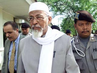 64-летнего Баашира - идеолога исламского экстремизма в Индонезии - называют вдохновителем теракта на Бали, унесшего жизни более 200 человек