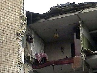 В якутском городе Зырянка обрушилось левое крыло 5-этажного блочного жилого дома, жертв нет