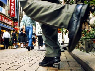В Японии изобретены "штаны-самоходы", которые избавляют человека от усталости во время прогулок, автоматически переставляя его ноги