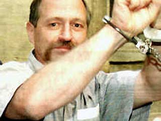 Лидер Крестьянской конфедерации и антиглобалистского движения скандально известный Жозе Бове сегодня рано утром был арестован и препровожден в тюрьму для отбывания десятимесячного срока наказания